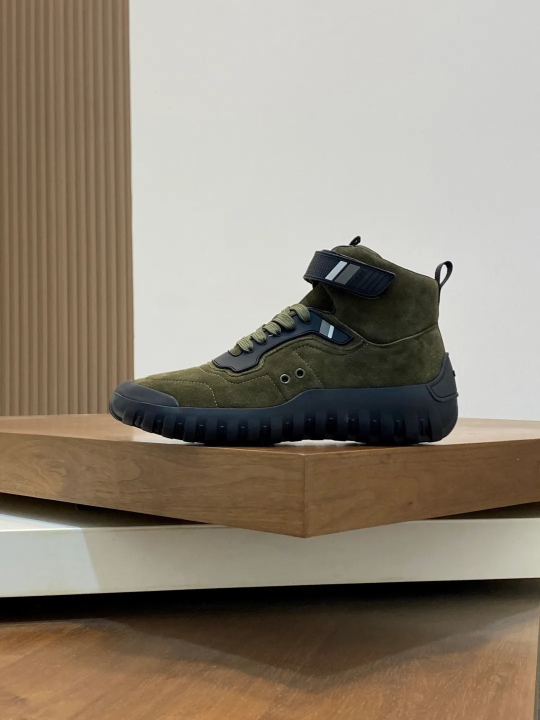 Men's shoes 💰860 Prada/Prada's new men's patchwork casual sports boots! The shoe's exquisite stitching outlines a unique geometric texture, and contemporary lines and details reinterpret the classic sports style. The upper is made of ultra-official material, and the lining is full cowhide. It is lightweight, breathable, practical and versatile. The tongue is decorated with the Prada Milano logo, and the logo print is embellished with the laces. It is paired with a 2.5cm two-color rubber sole to create a comfortable wearing experience. Comes with full set of original packaging dust bag! Size: 39-40-41-42-43-44 (45 customized) standard leather shoe size
